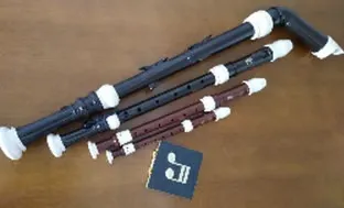 Conjunto de flautas doces sobre a mesa