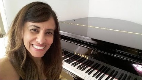 Piano de cauda em uma sala